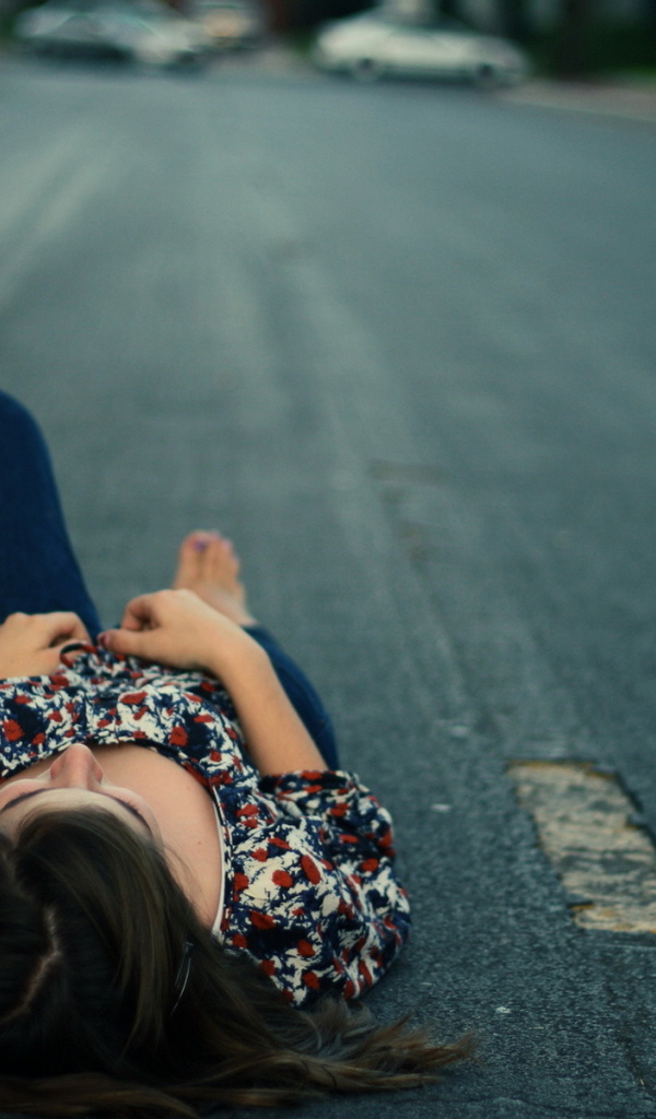 Отдыхает на дороге