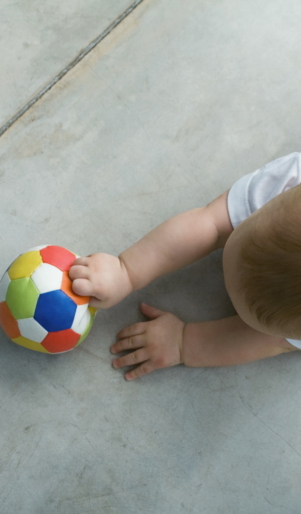 Малыш и мячик