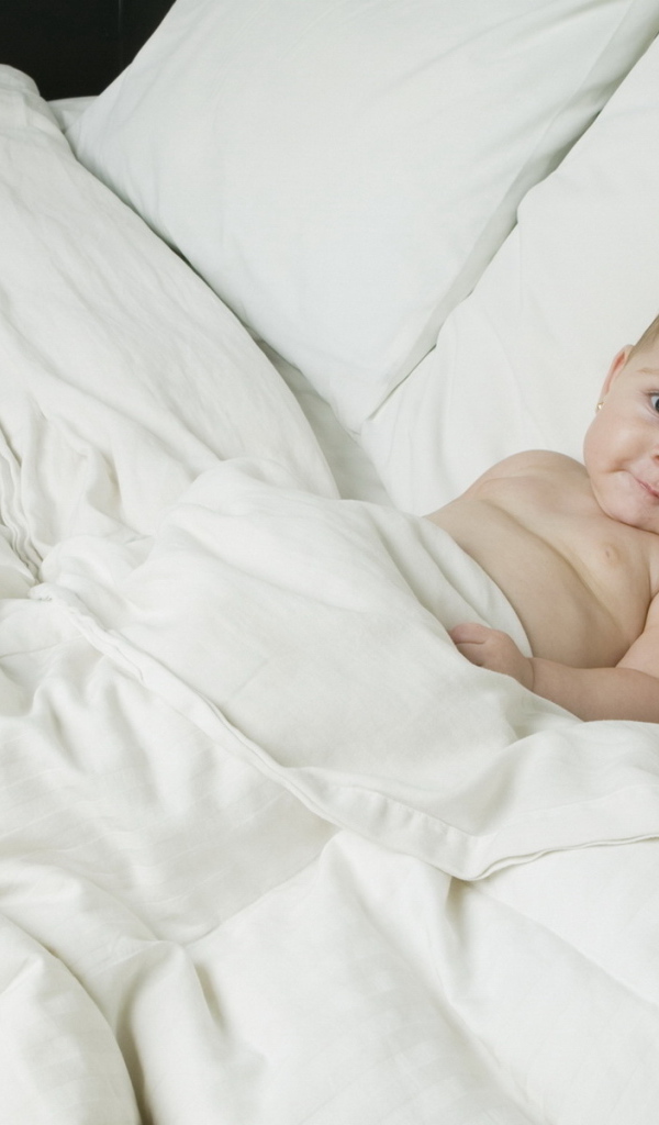 Малыш на кровати