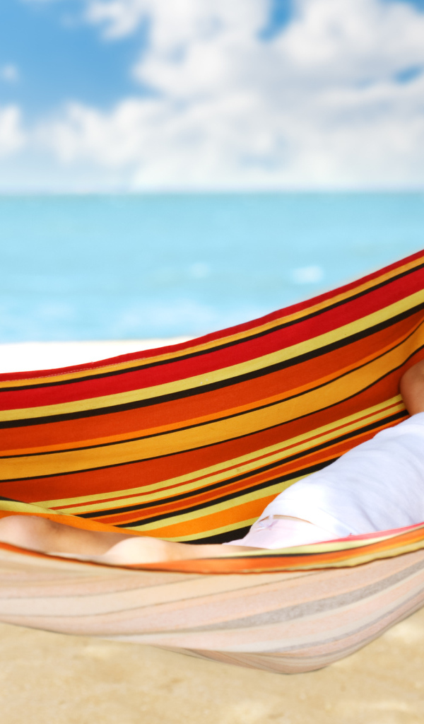 Девочка в гамаке