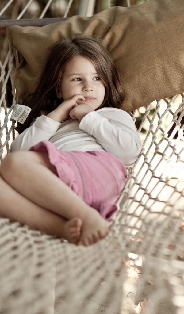 Девочка на гамаке