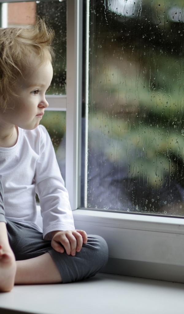 Девочка на подоконнике