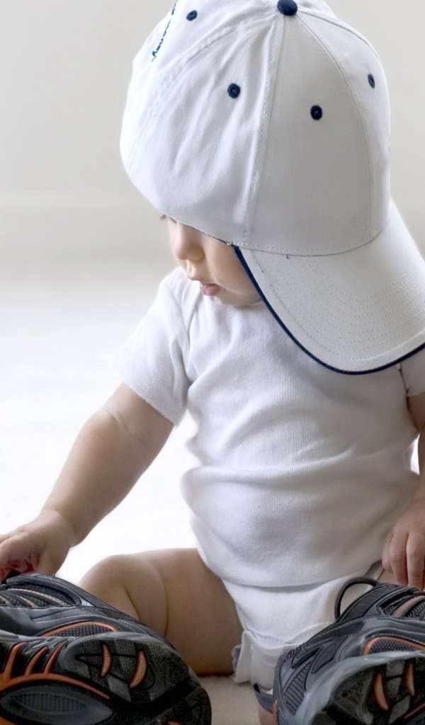 Малыш в большой одежде