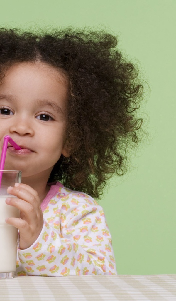 Девочка с молоком