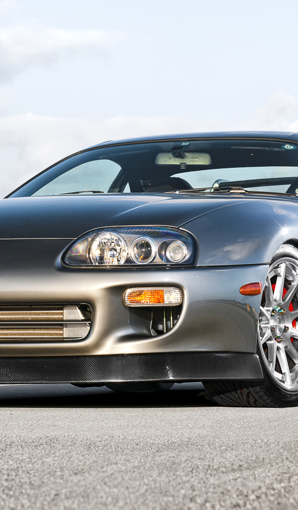 Серебристая Toyota Supra