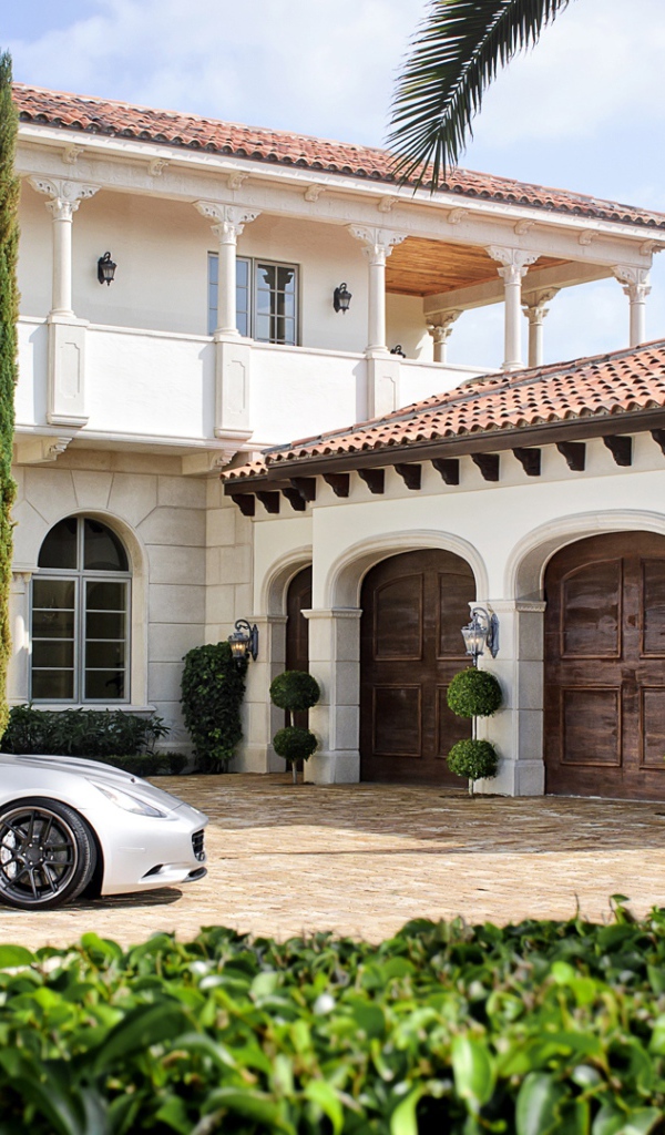 Ferrari возле богатого дома