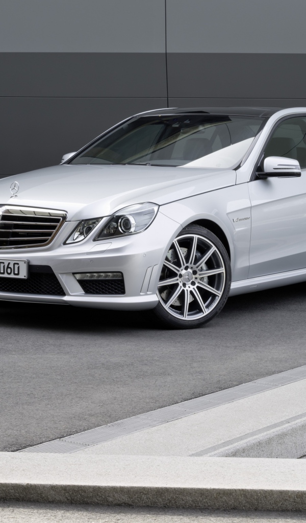 Белый Mercedes Benz E 63