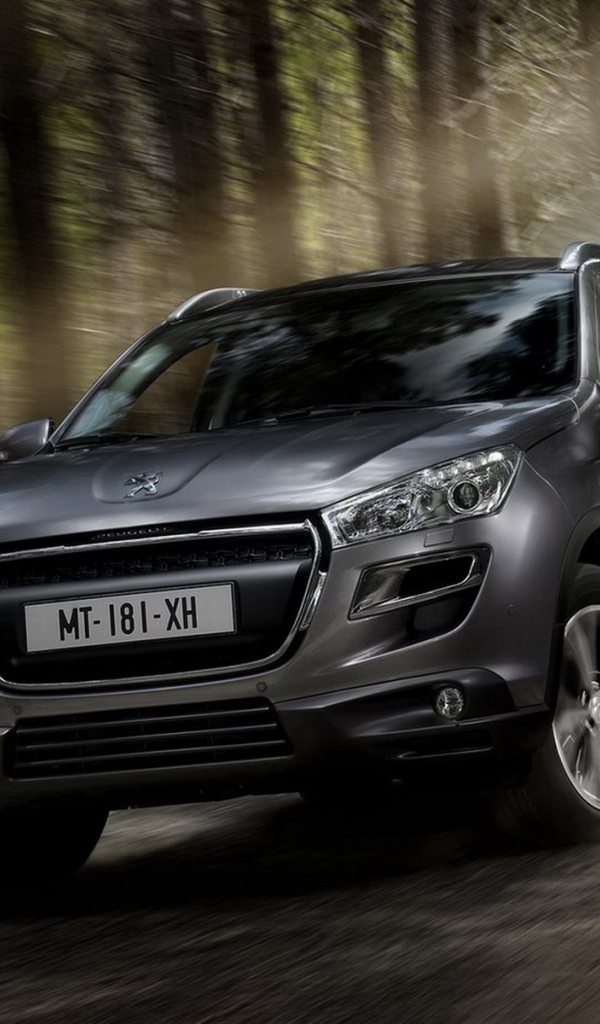Peugeot 4008 в лесу
