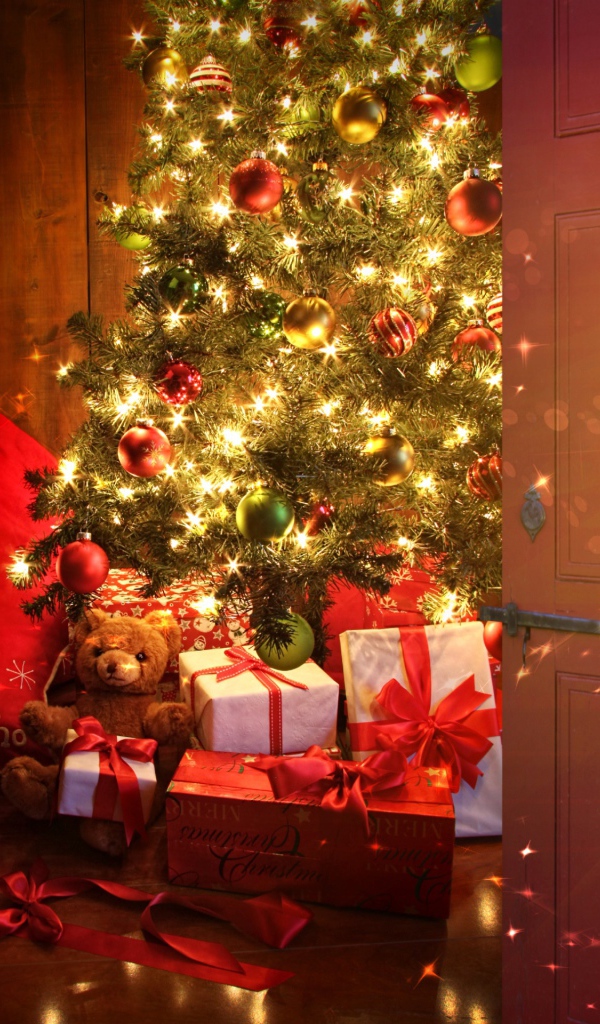 Рождественские подарки под елкой