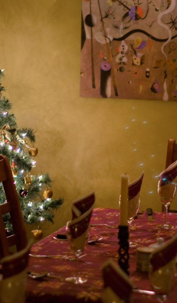 Елка у новогоднего стола