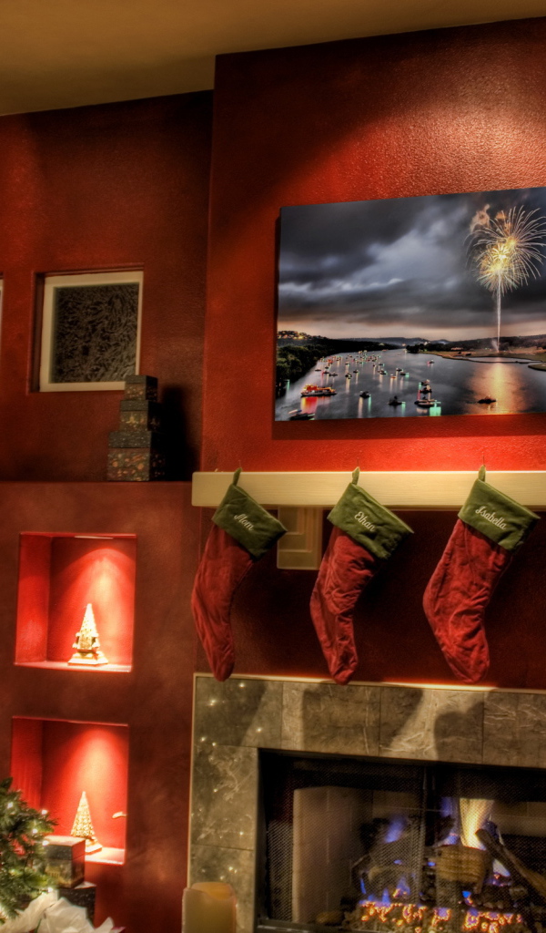 Елка у камина