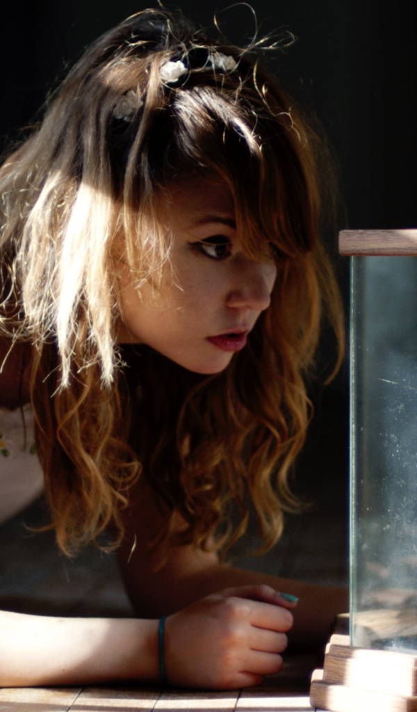 Красивая девушка и змея