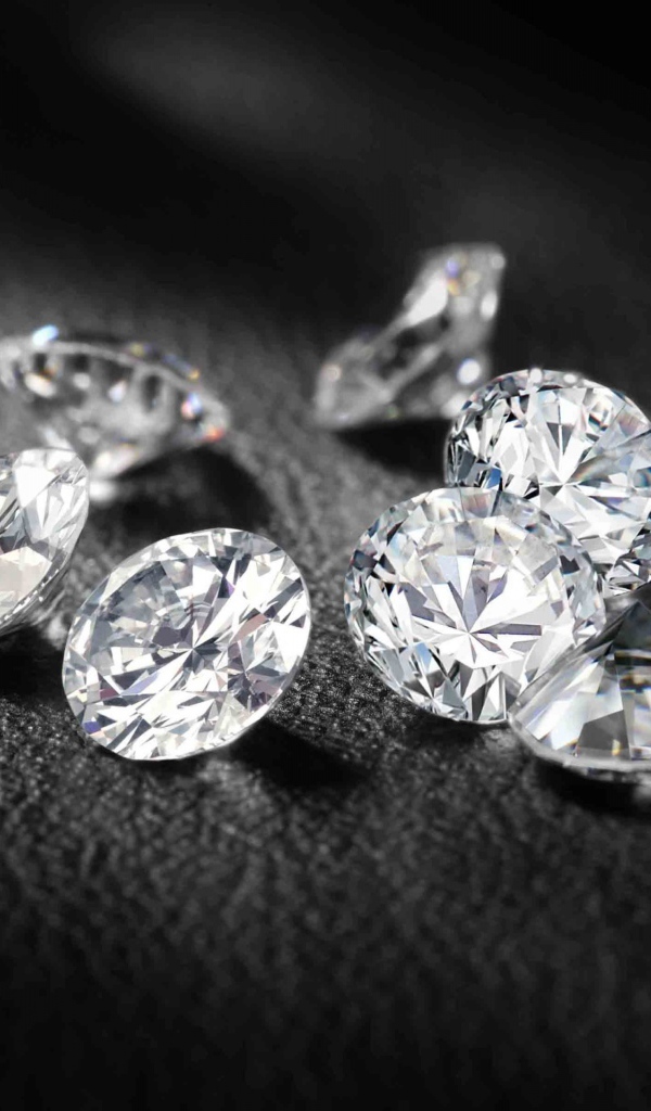 Бриллианты на черной коже