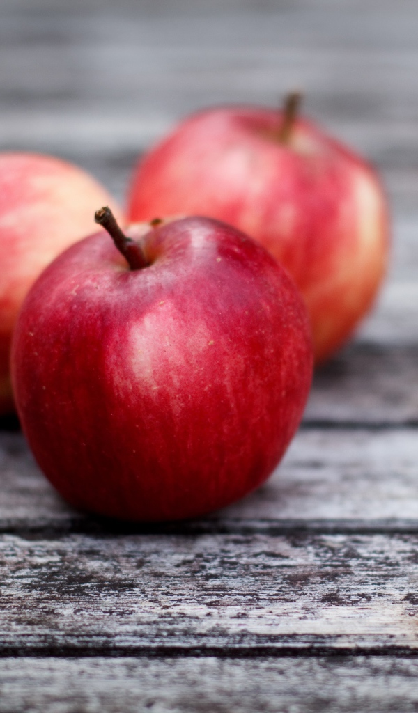 Три яблока
