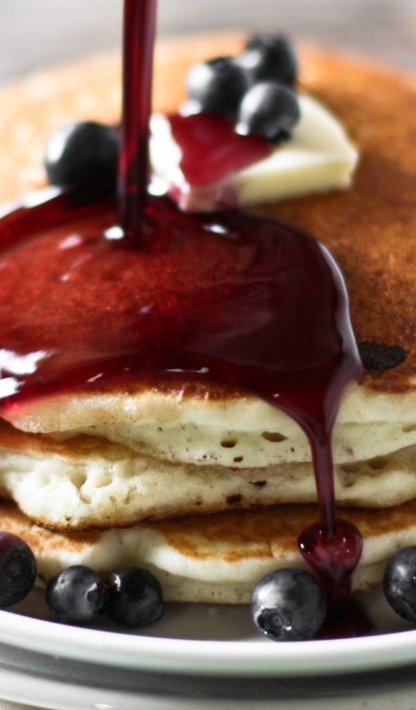 Блины с вареньем и ягодами