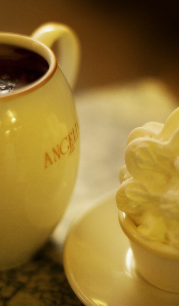 Горячий шоколад и пирожное