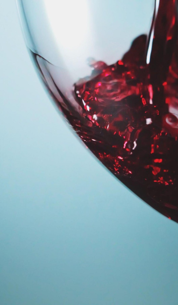 Красное вино в бокале