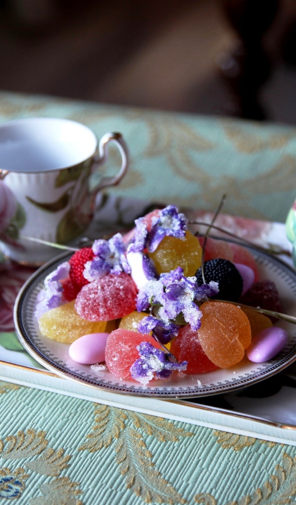 Сладости на подносе