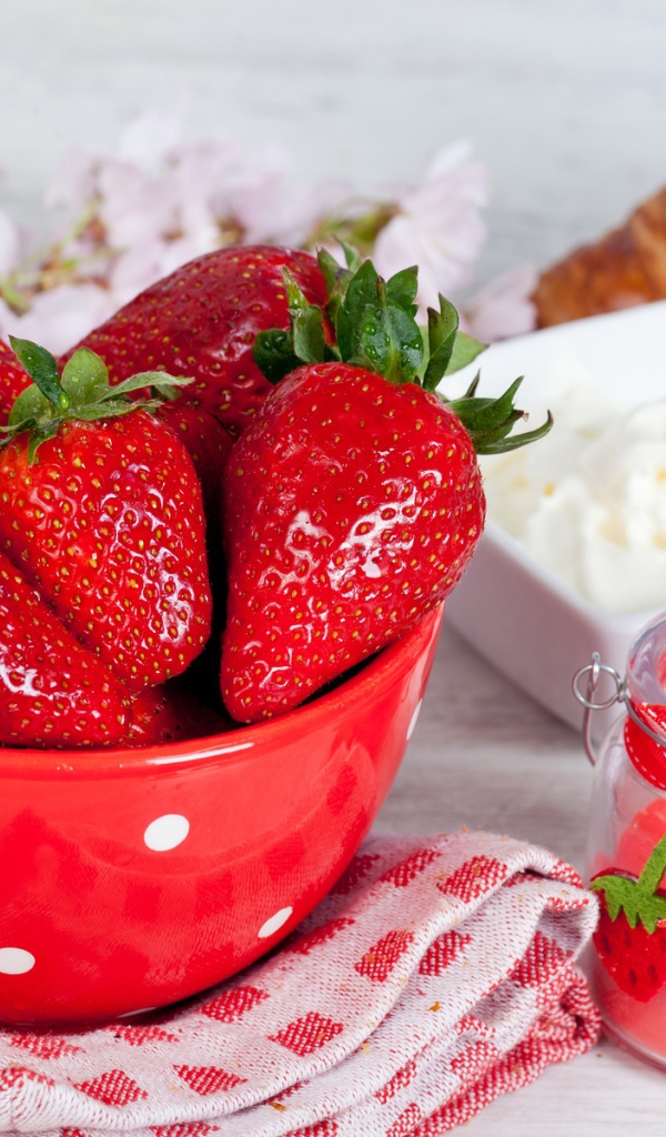 Клубника со сметаной