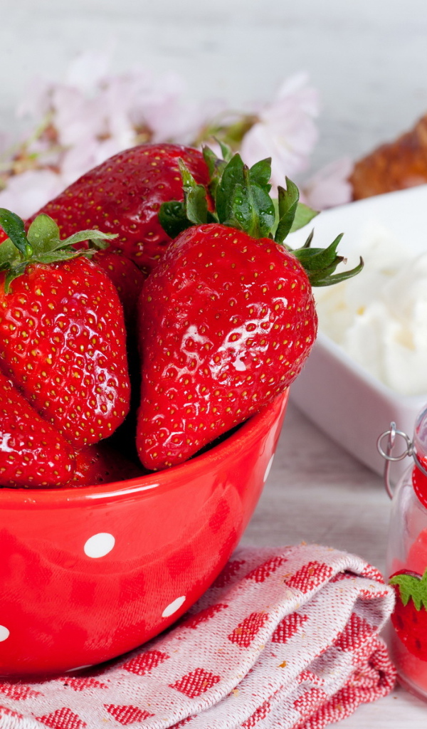 Клубника в тарелке