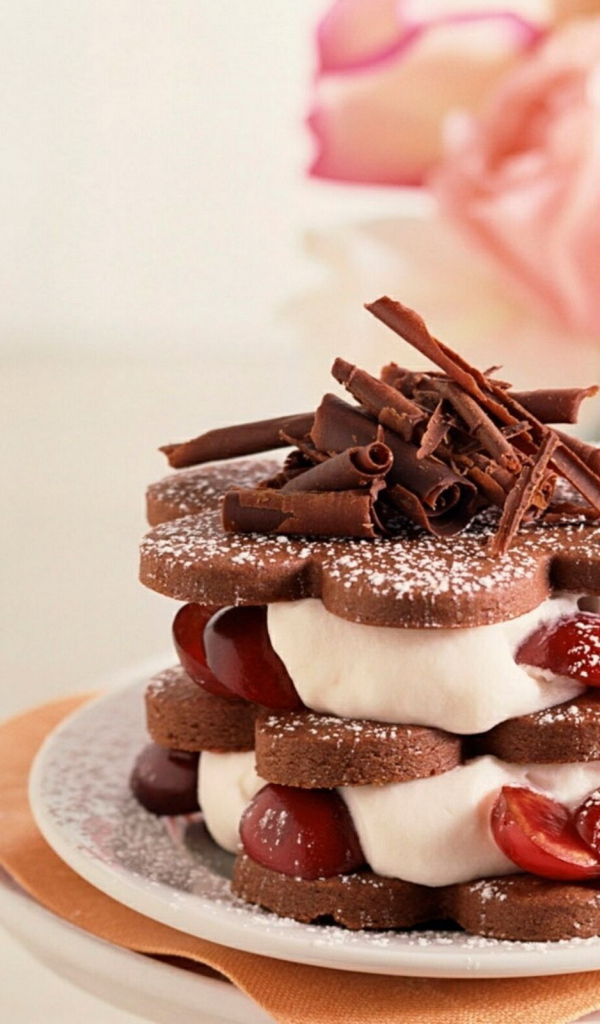 Пирожное с шоколадной стружкой