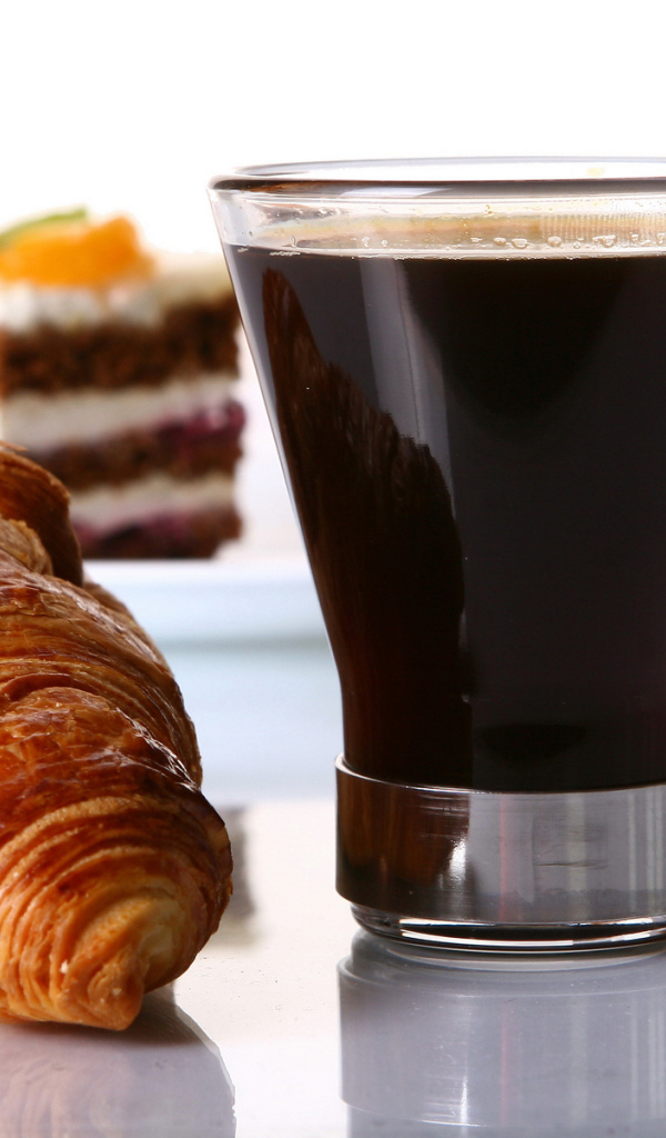 Круассан и кофе