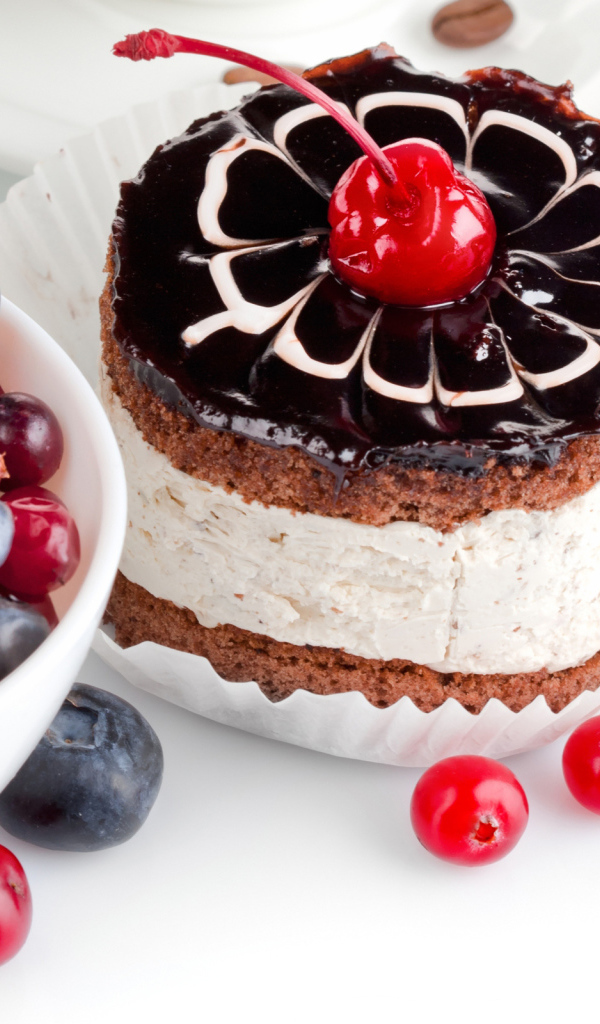 Пирожное и ягоды