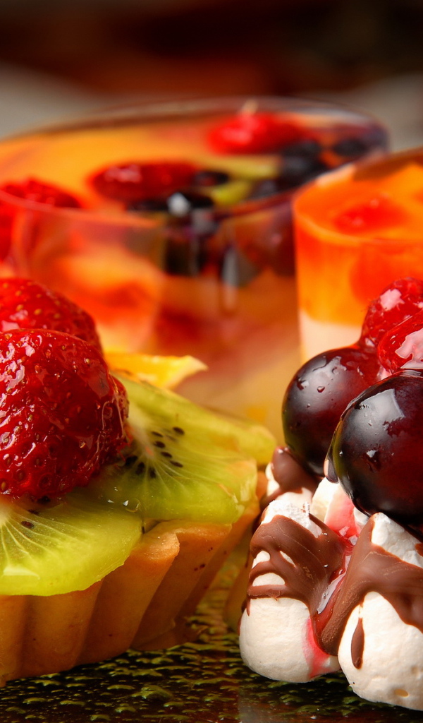 Пирожные с ягодами