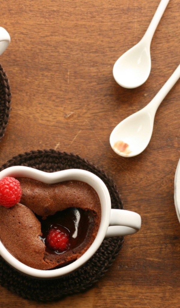 Шоколадный десерт с ягодами