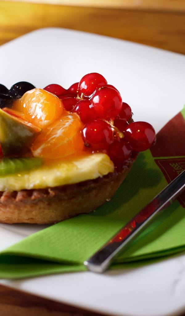 Фруктово-ягодное пироженое