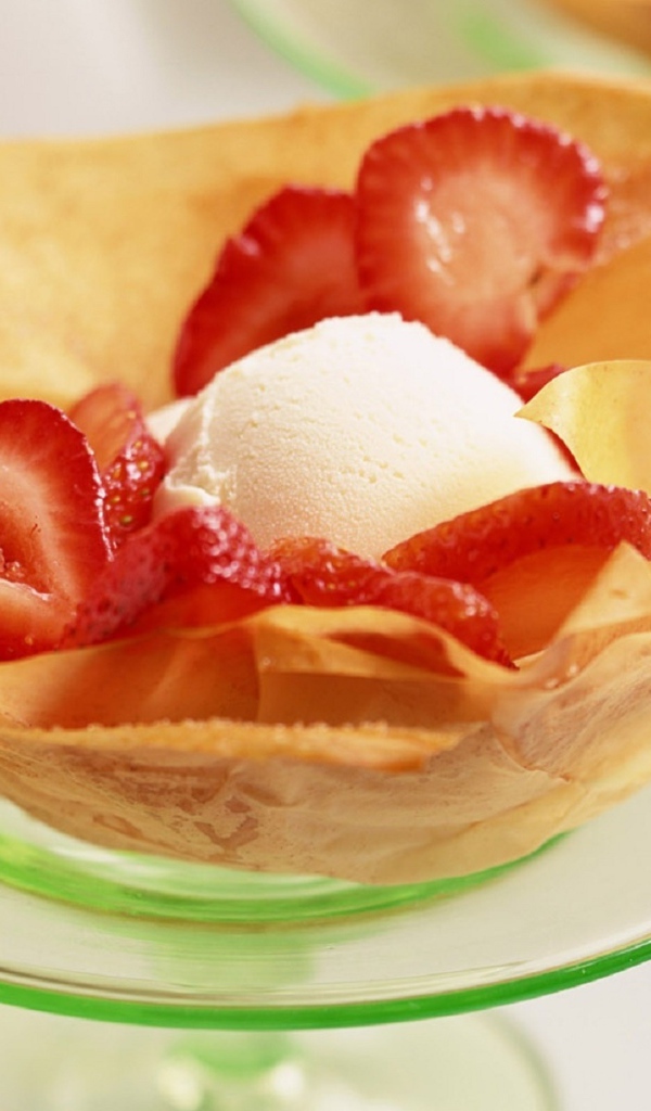 Мороженое с клубникой