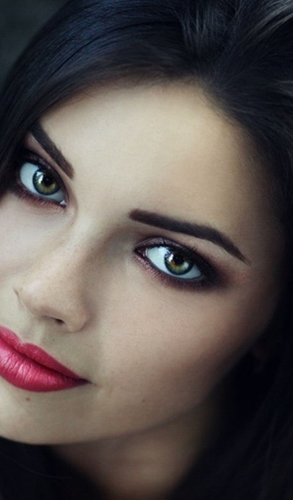Брюнетка с красивыми макияжем