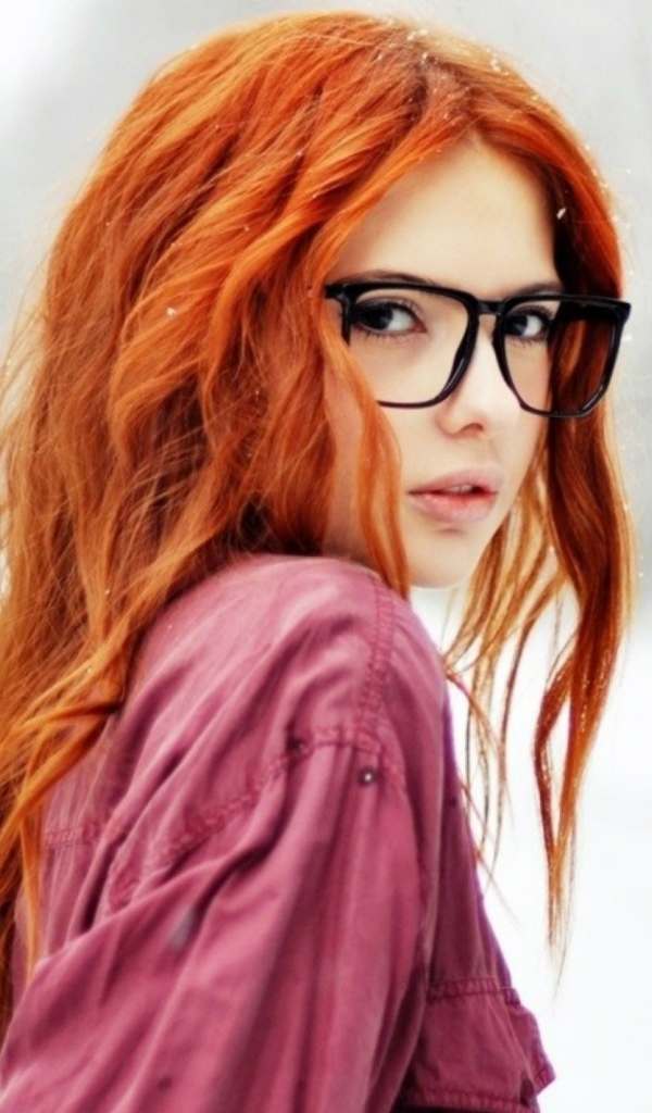 Рыжая девушка в очках