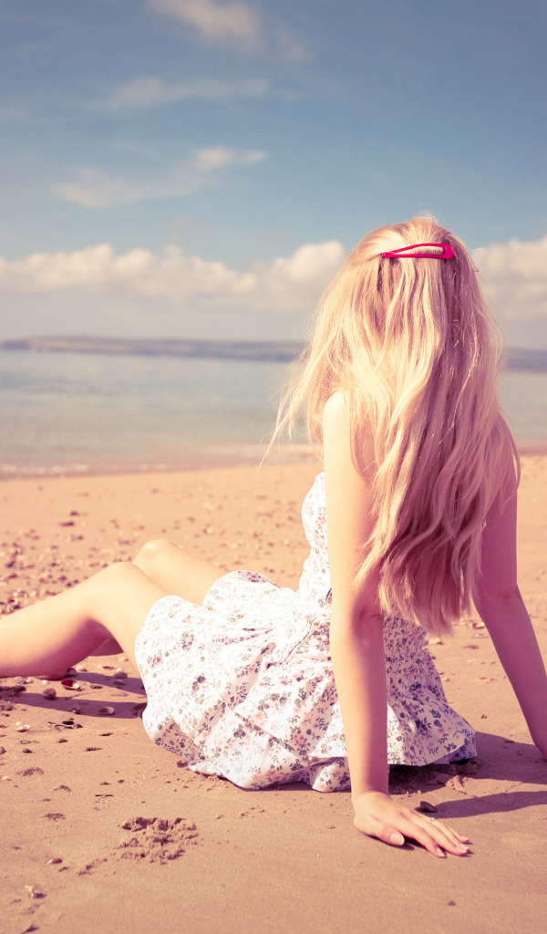 Девушка на берегу