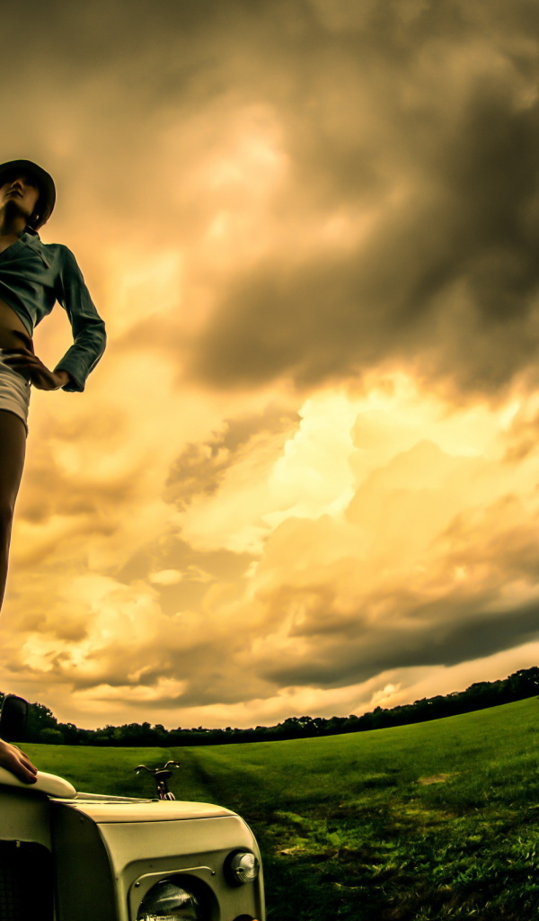 Девушка на капоте