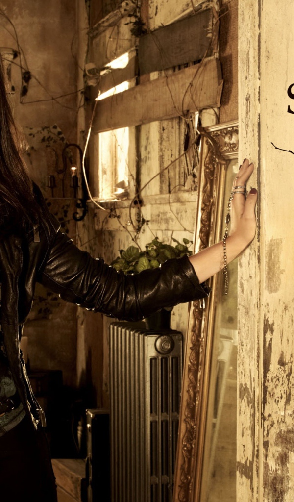 Фиби Тонкин (Phoebe Tonkin)