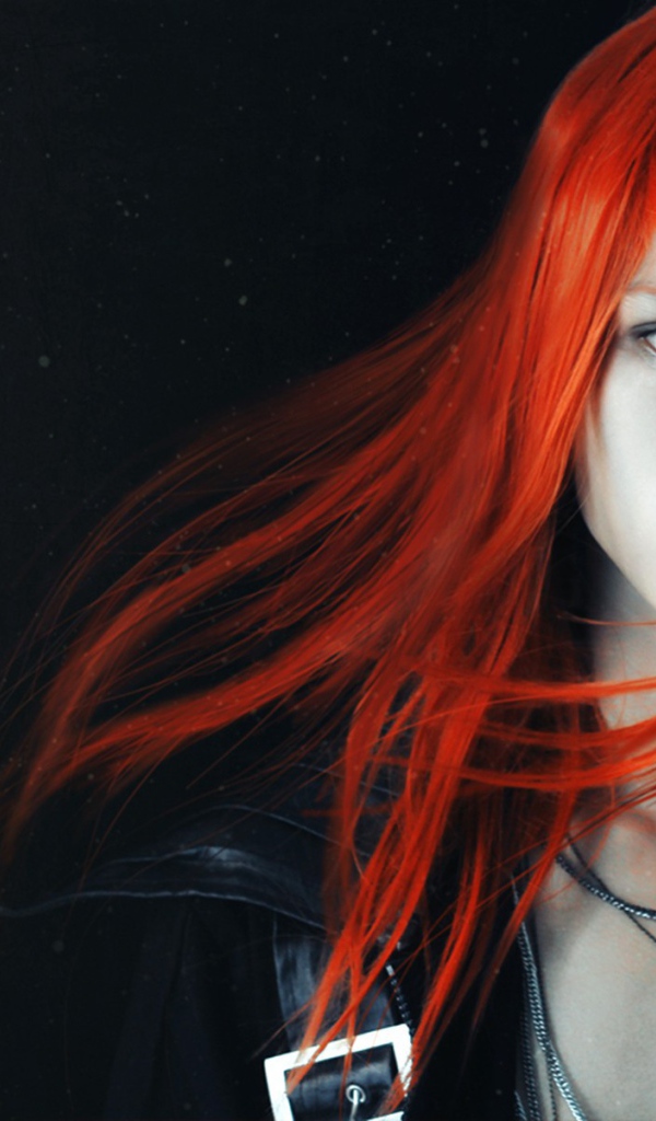 Красноволосая