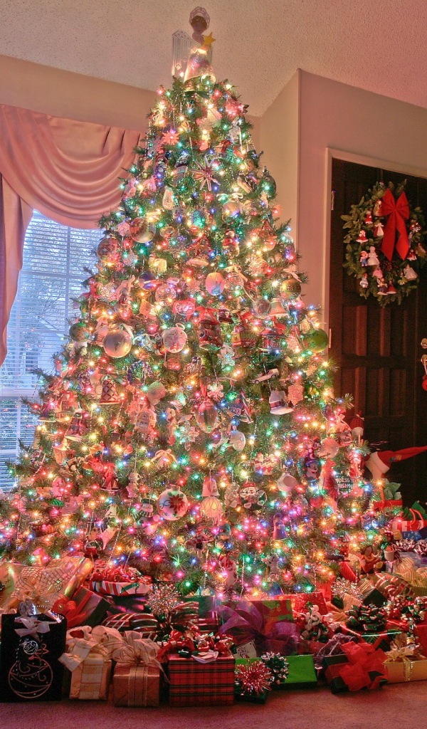 Рождественская елка с подарками