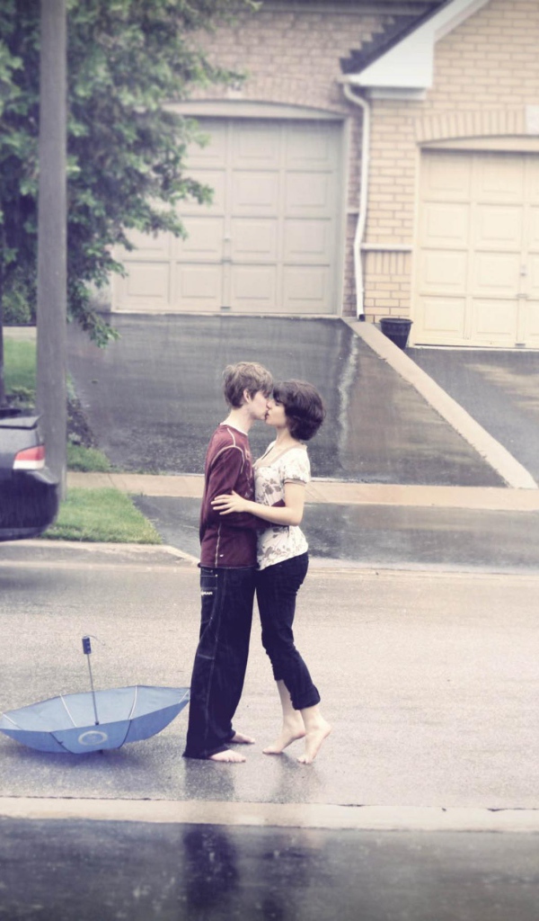 Поцелуй во время дождя