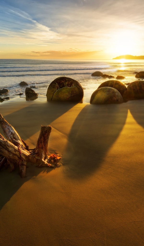 Каменные глыбы на золотом пляже