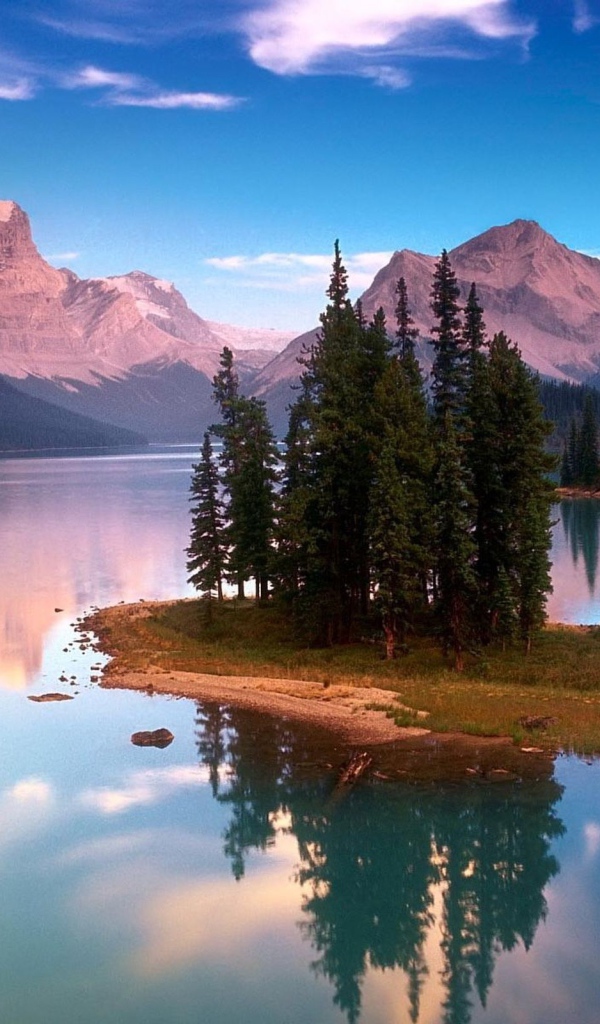 Озеро в долине у подножия гор