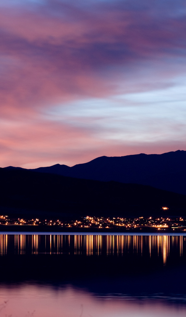 Город у подножия гор