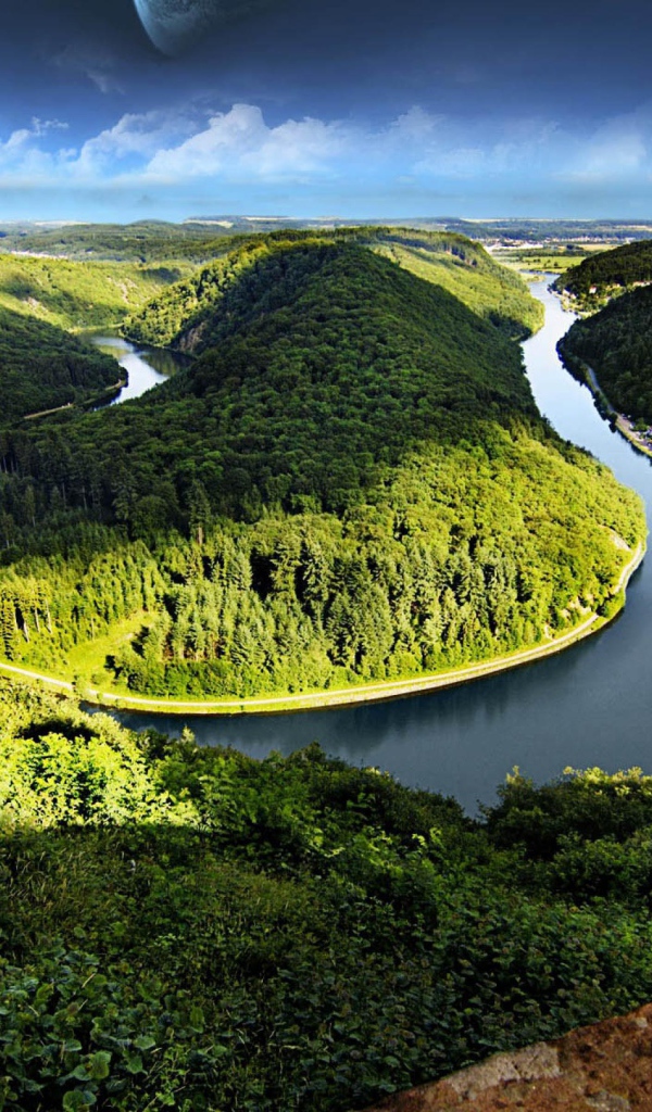 Река вокруг горы