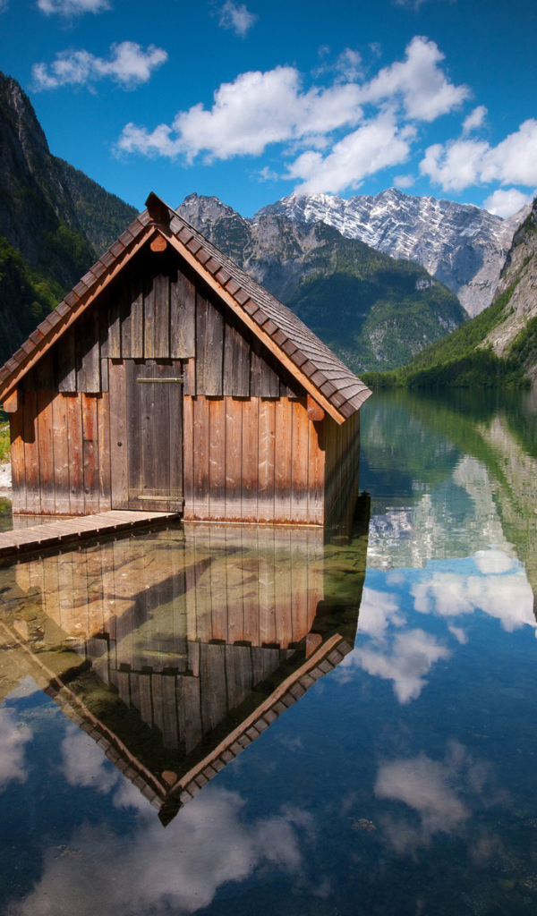 Сарай на озере