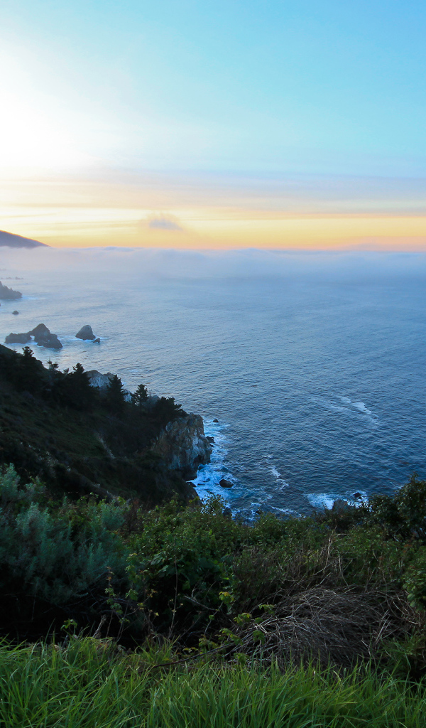 Скалистый берег на закате