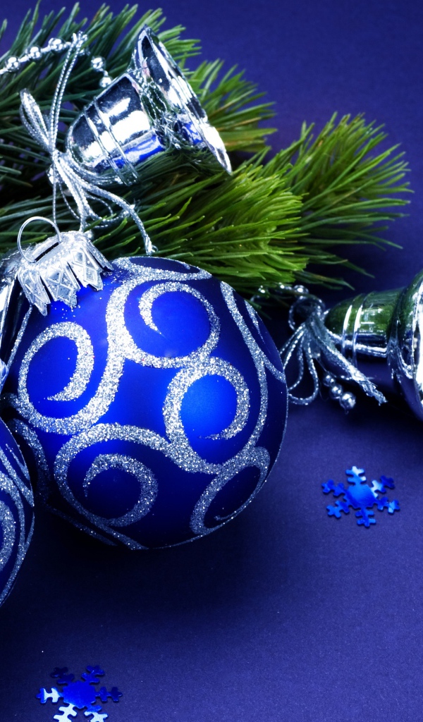 Синие шары и колокольчики