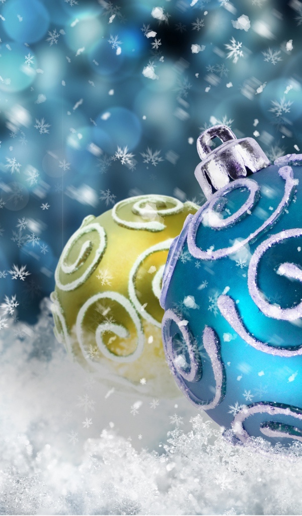 Елочные шары в снегу