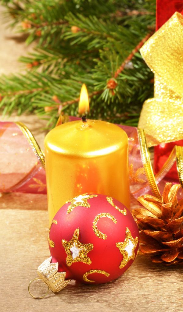 Новогодняя свеча у елки