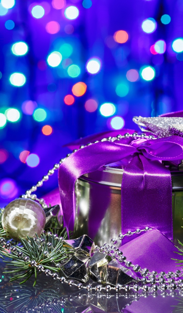 Подарок с фиолетовой лентой