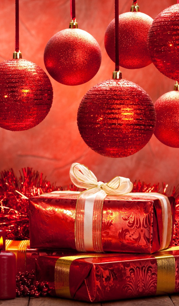 Подарки и красные шары